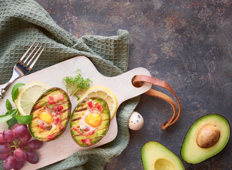 Avocats grillés farcis aux œufs de caille et bacon